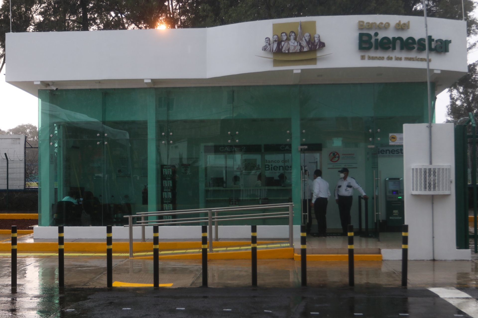 Hombres armados y encapuchados robaron alrededor de un millón 200 mil pesos de un Banco de Bienestar en Guanajuato.