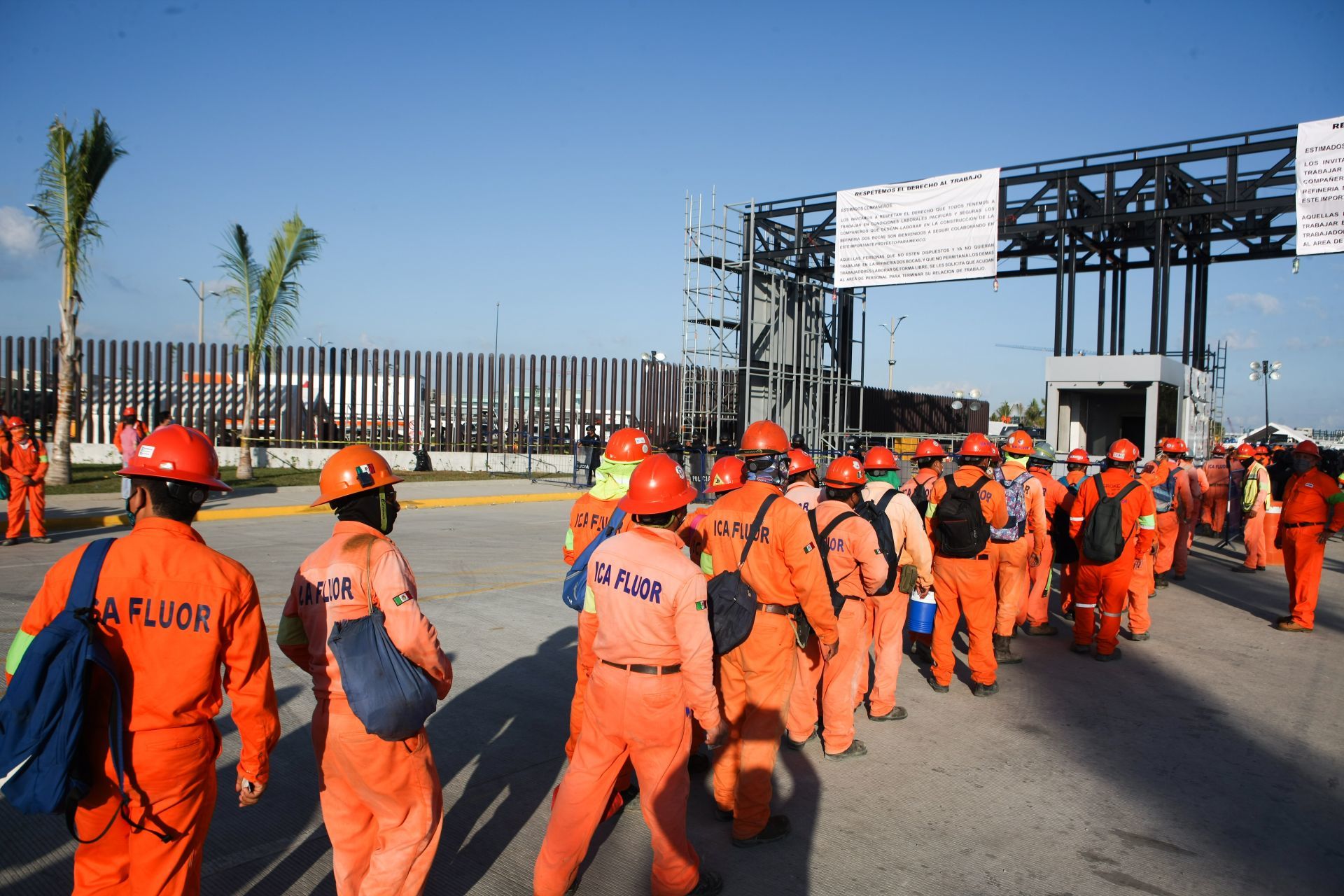 Tras dos días de paro laboral y un enfrentamiento que dejó varios heridos, trabajadores de la empresa ICA Fluor regresaron a las instalaciones de la Refinería de Dos Bocas, en Paraíso, Tabasco. 