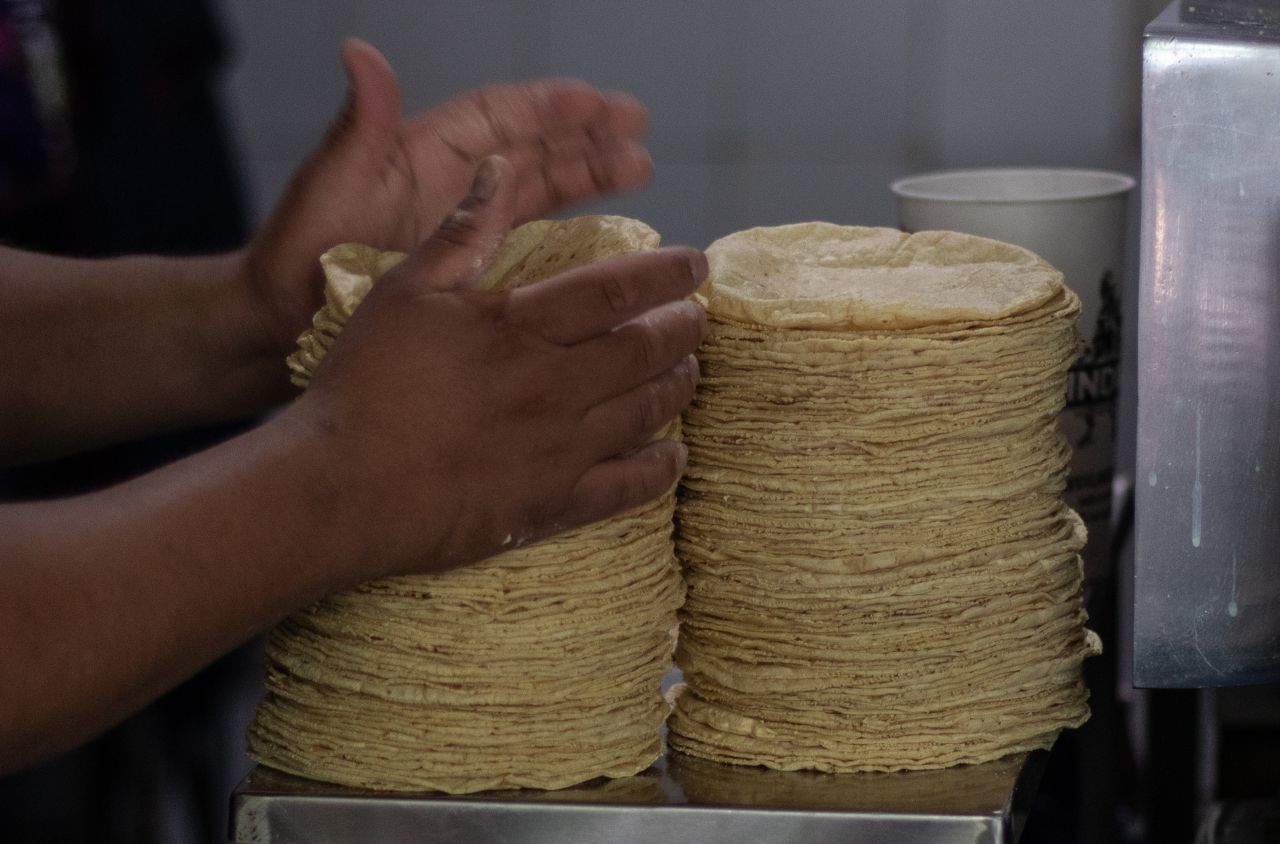 El precio de la tortilla, alimento que no falta en los hogares mexicanos, no para de aumentar.