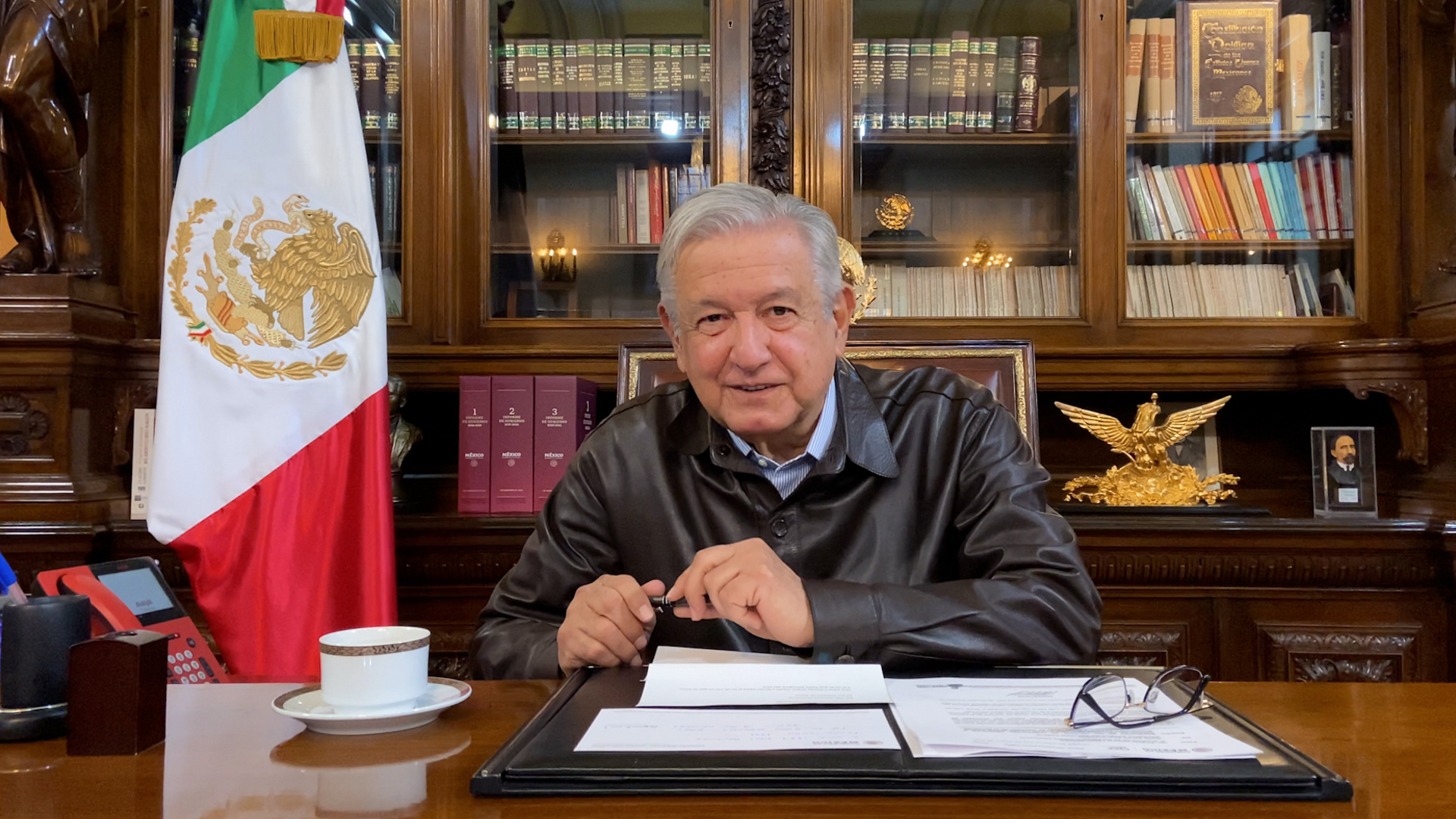 Andrés Manuel López Obrador publicó un mensaje en sus redes sociales en el cual aseguró que va saliendo del Covid-19 que contrajo por segunda ocasión.