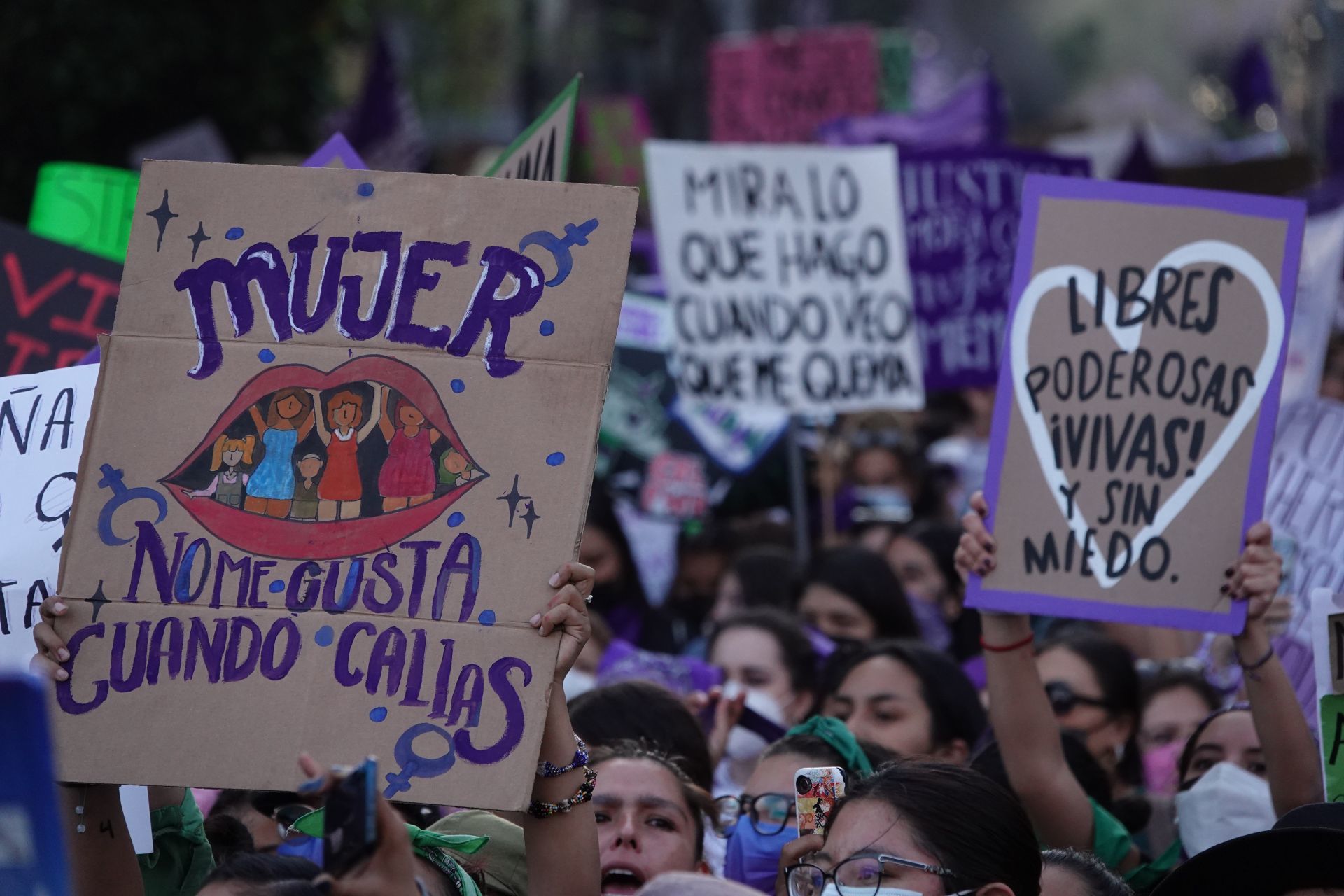 Decenas de miles de mujeres se congregaron desde el mediodía en distintos puntos de la Capital del País para marchar por sus derechos.