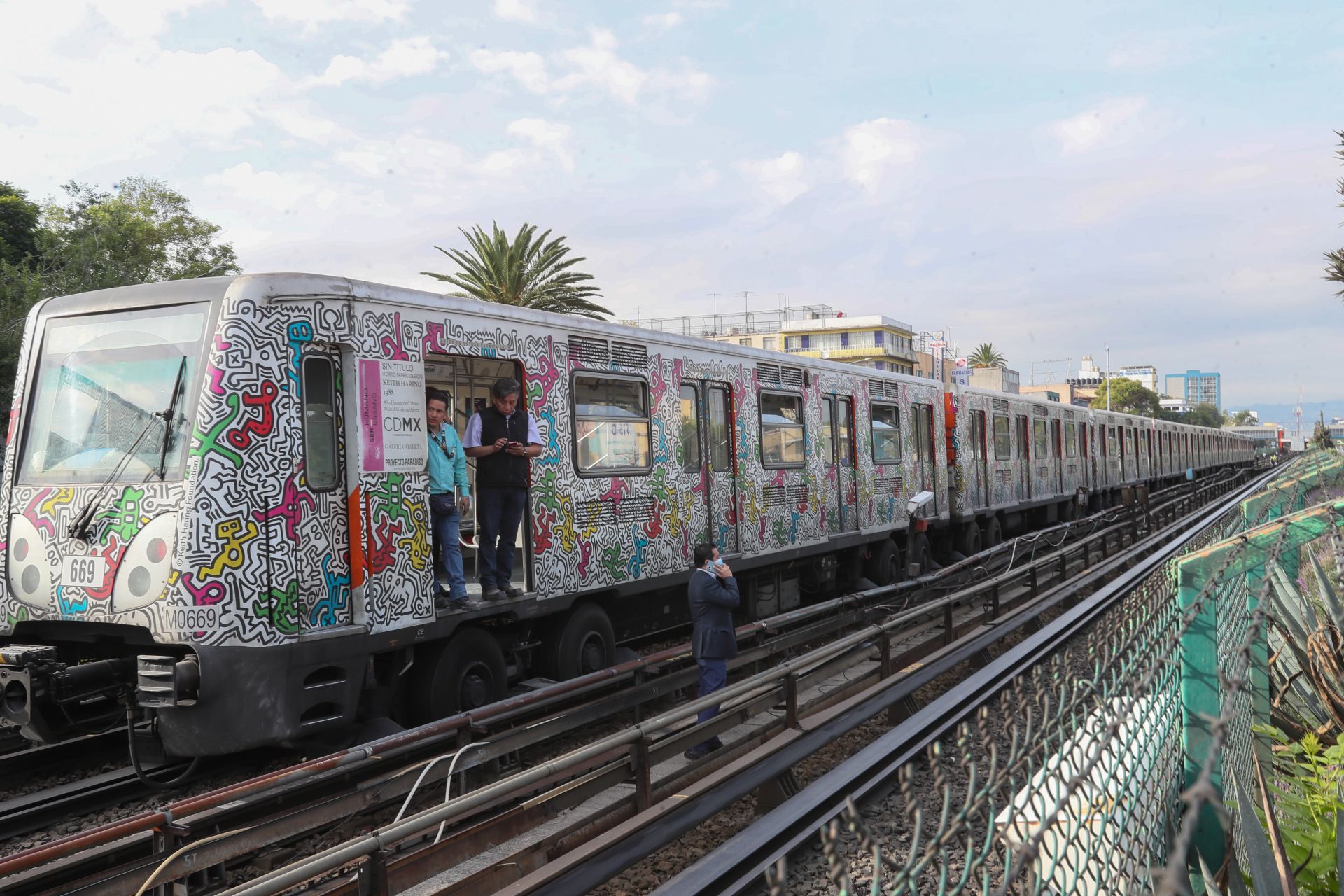 Mil 400 usuarios fueron desalojados y cientos más, tuvieron que buscar un transporte alterno, debido a un corto circuito en la Línea 2 del Metro.