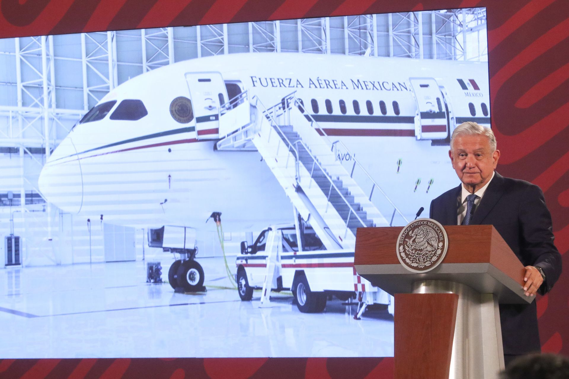 El presidente dijo que el dinero que se obtenga de la venta del avión presidencial  servirá para construir dos hospitales.