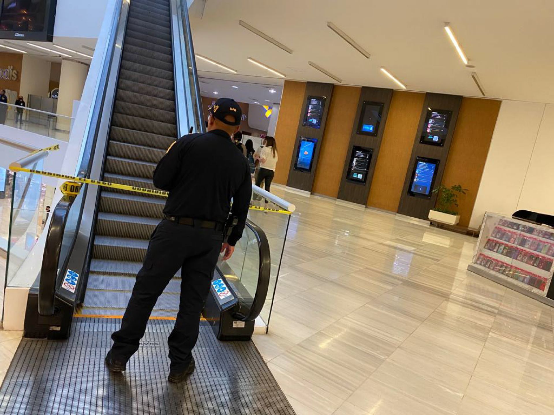 Una balacera al interior de un comercio en Plaza Carso dejó como saldo una persona muerta, presuntamente, relacionada con el crimen organizado. 