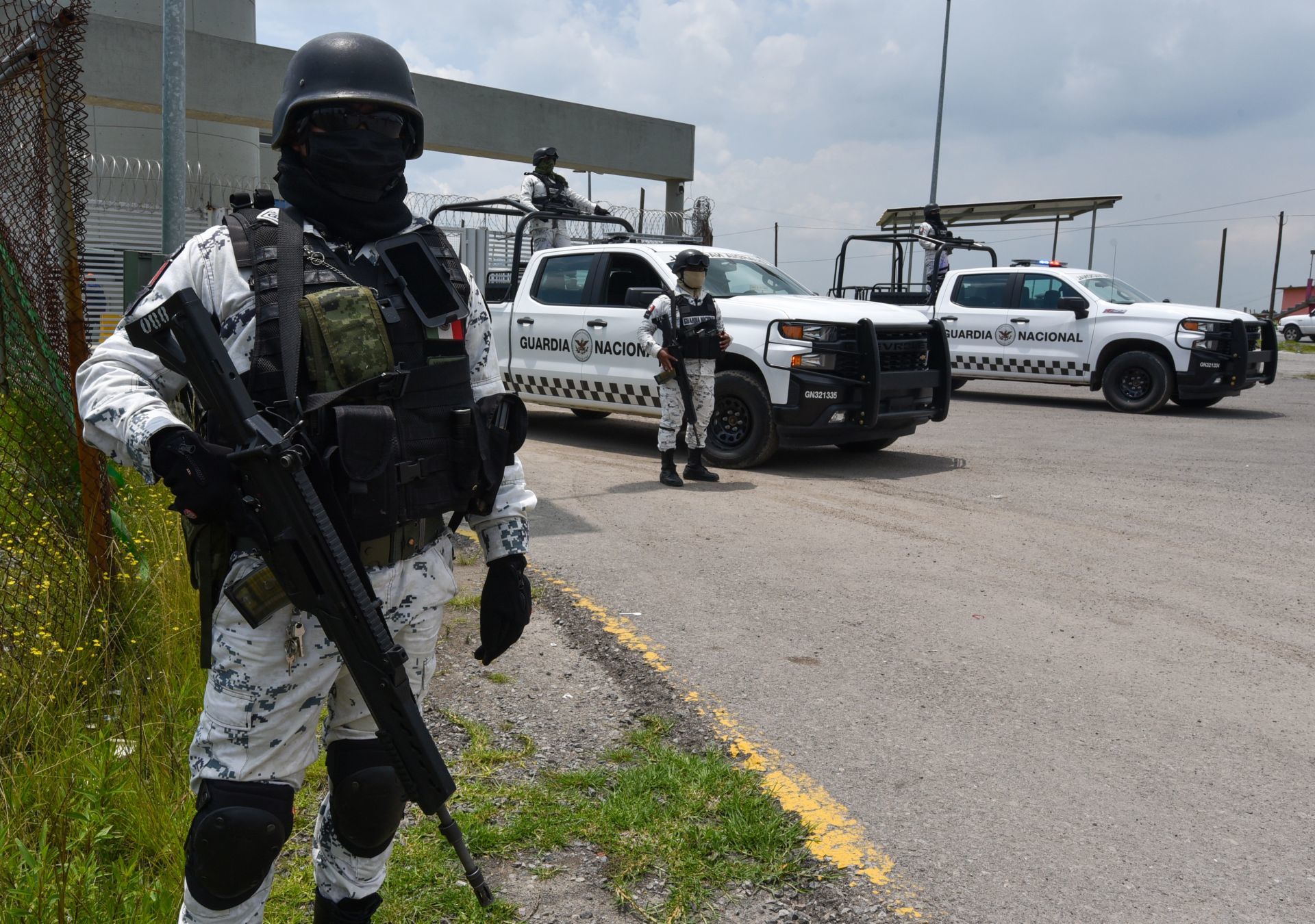 Un total de 26 personas acusadas de vínculos con el crimen organizado y presos en distintos centros penitenciarios del país fueron trasladados a Estados Unidos.