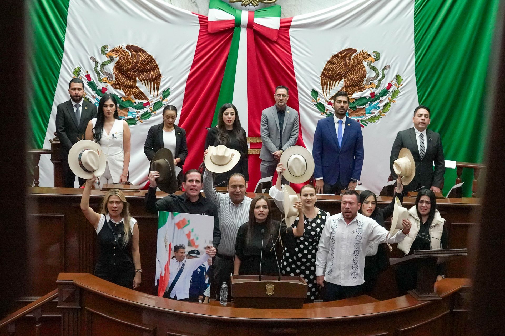 Grecia Quiroz, viuda de Carlos Manzo, asesinado el 1 de noviembre, tomó protesta como alcaldesa de Uruapan.