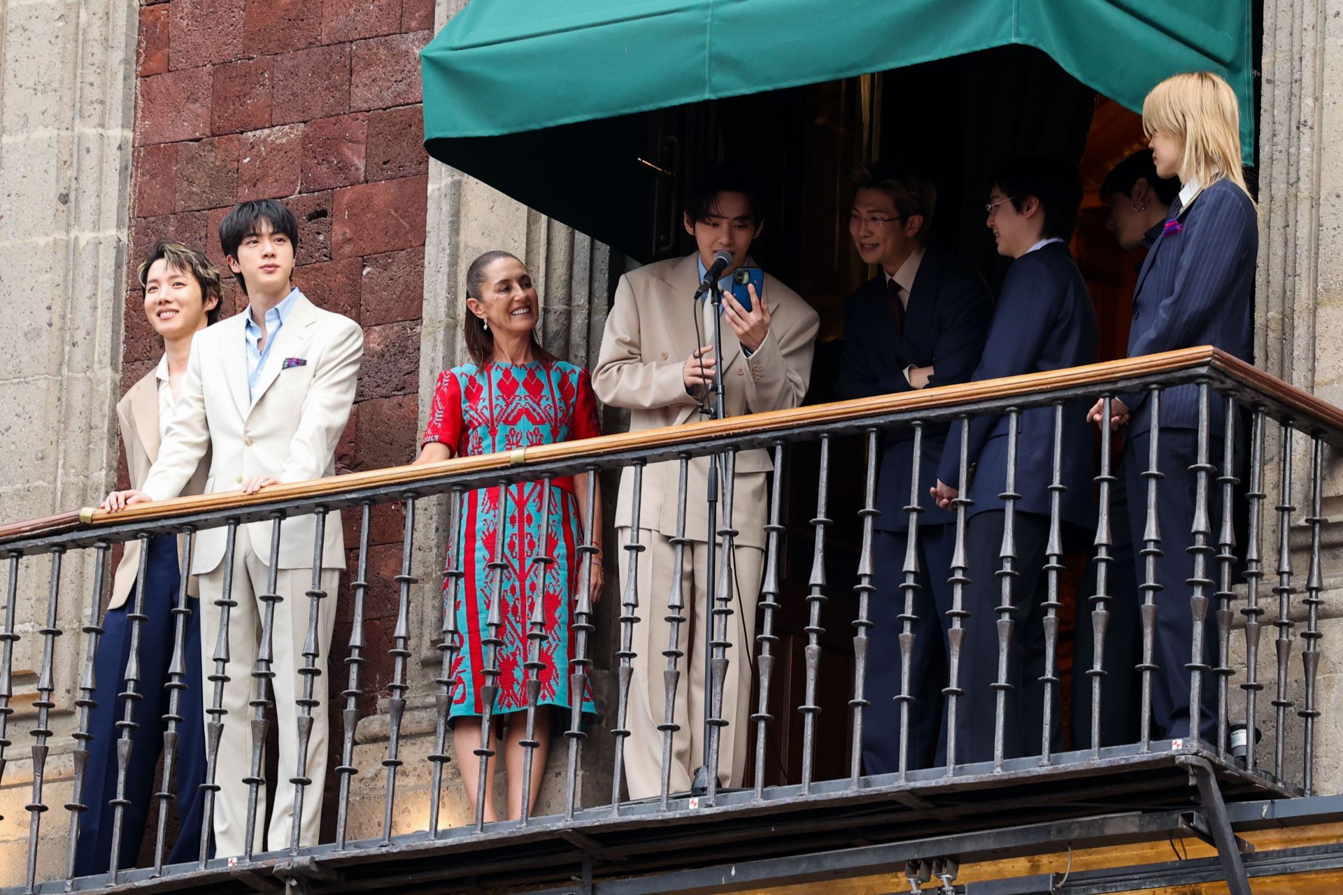 La presidenta Claudia Sheinbaum se reunió con los integrantes de la famosa banda de K-Pop, BTS.