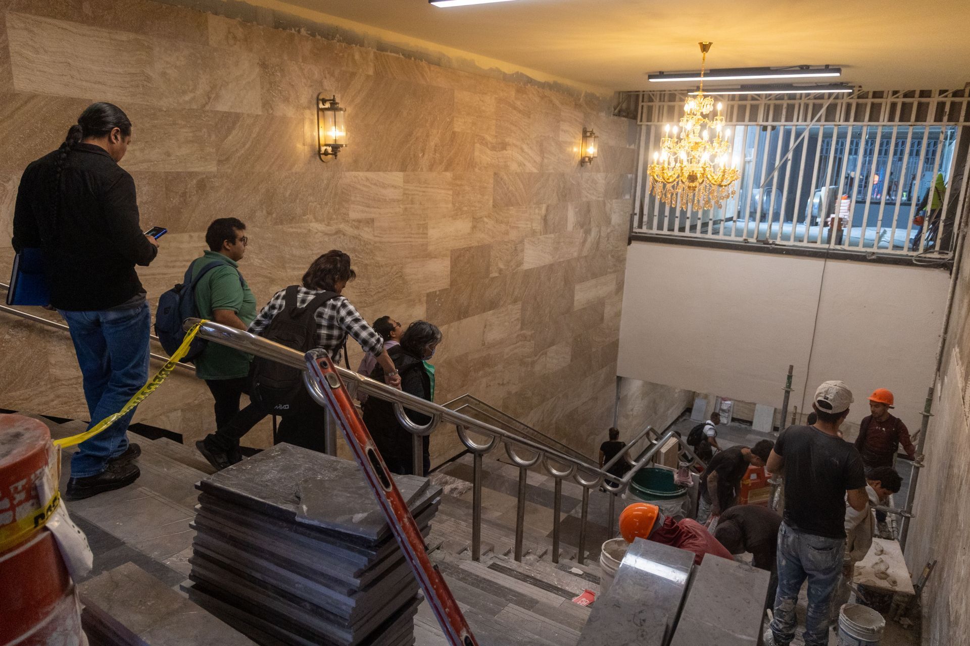 Adrián Rubalcava, director general del Sistema de Transporte Colectivo (STC) Metro, reveló el costo individual de los cuatro candelabros que se colocaron en remodelación de la estación Hidalgo