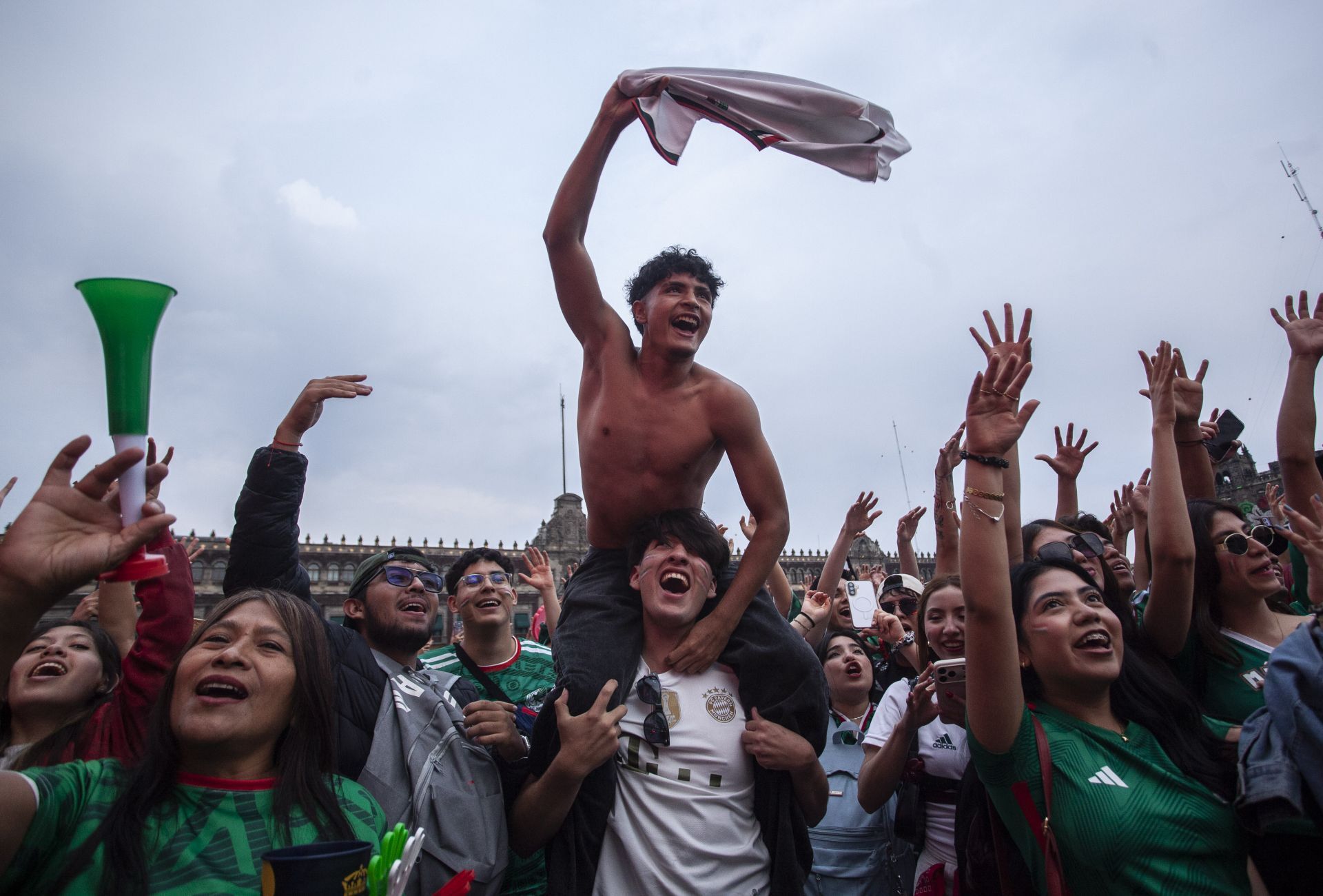 La presidenta pidió a los mexicanos festejar con responsabilidad, en tanto, ya hay una denuncia por negligencia en contra de Clara Brugada.