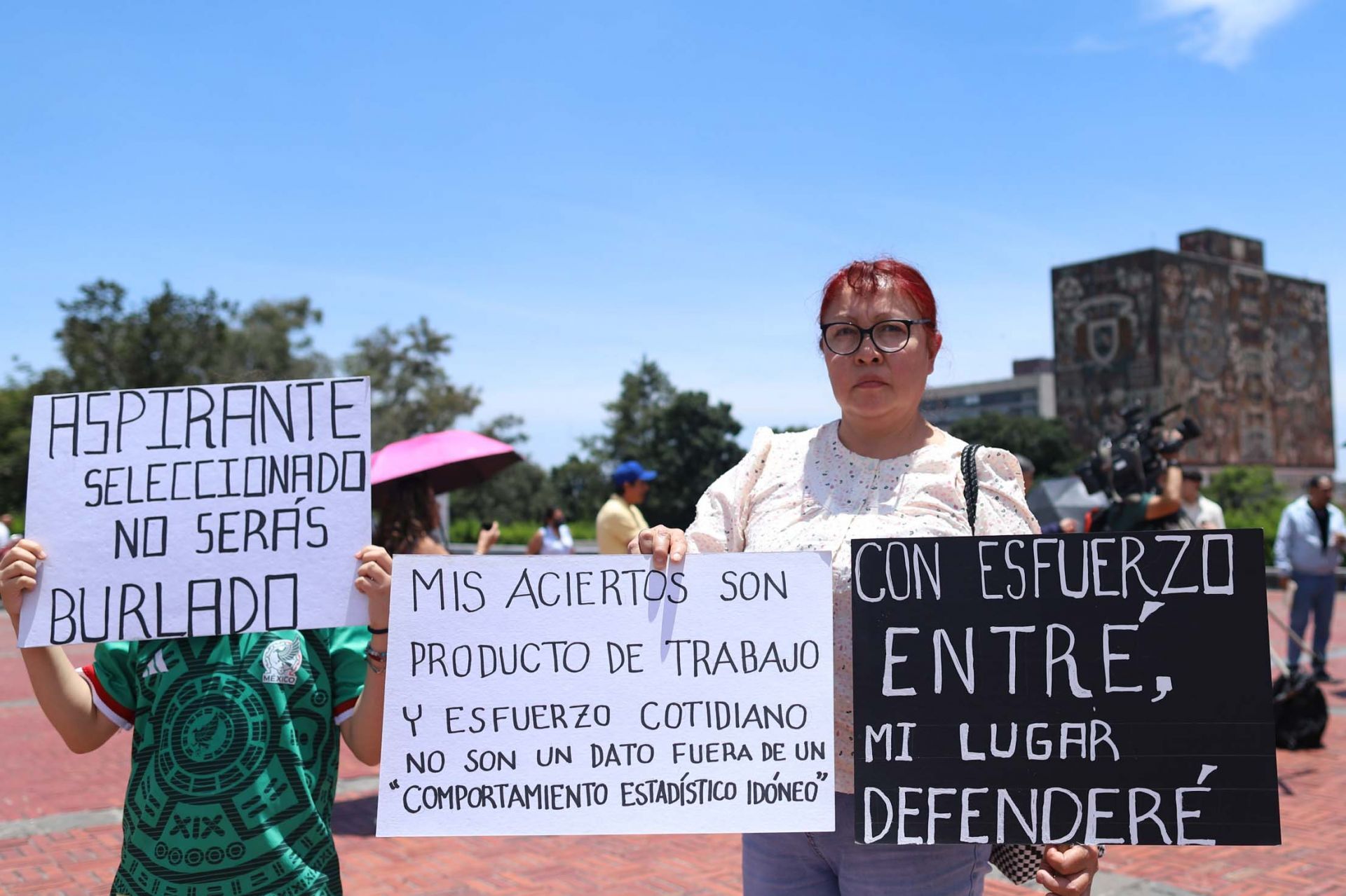 Al menos una veintena de jóvenes se manifestó al mediodía de este lunes frente a la Torre de Rectoría en rechazo al “examen de control” presencial de la UNAM.