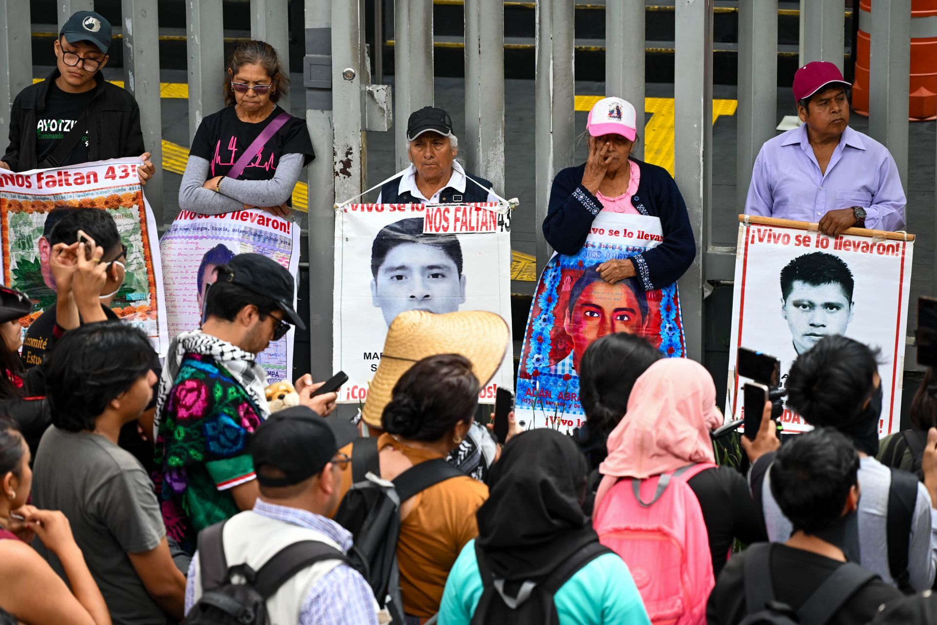 A 12 años de la desaparición de los 43 normalistas de Ayotzinapa, los padres de estos jóvenes protestaron en las instalaciones de la CNDH